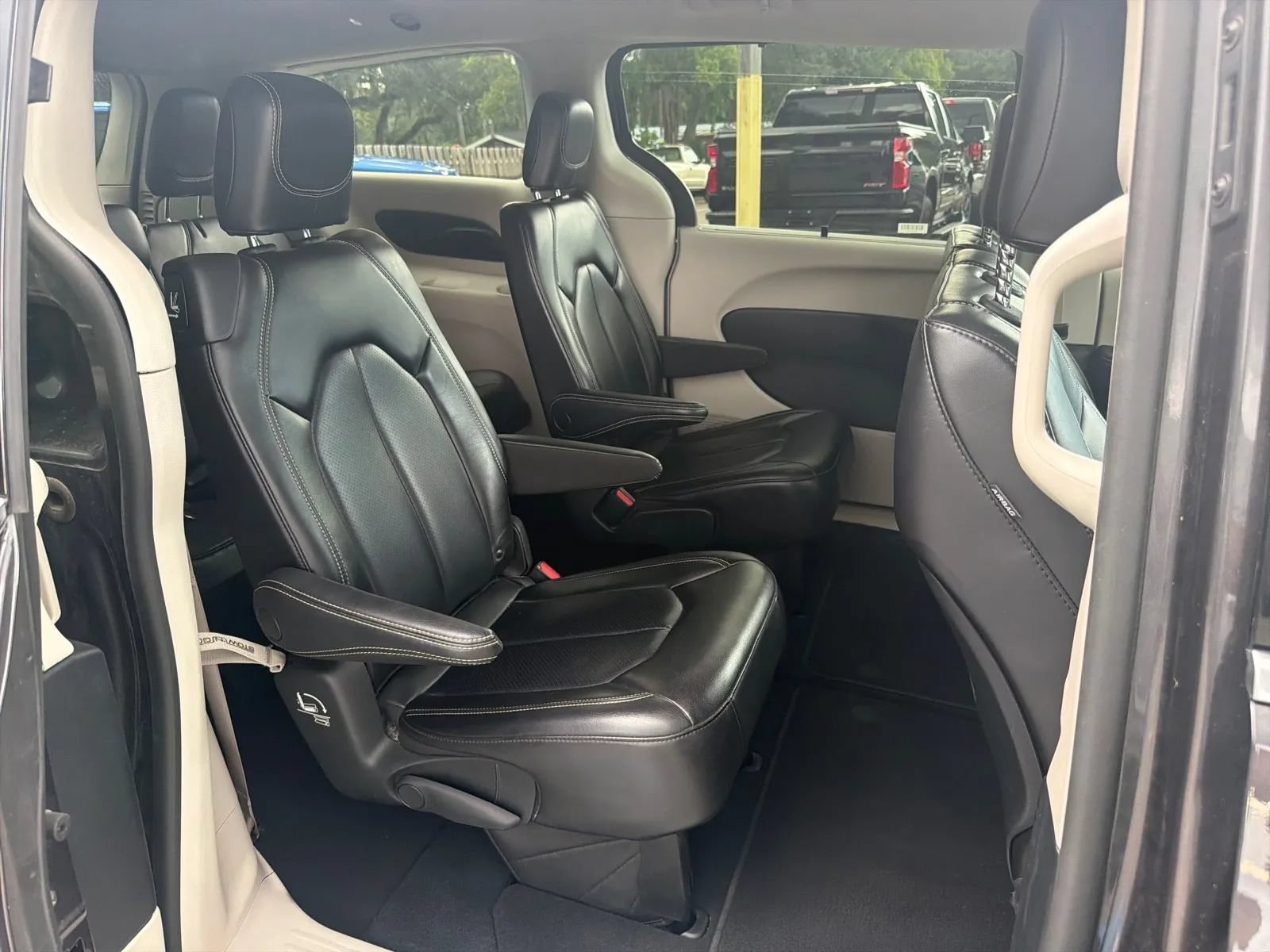 Used 2023 Chrysler Pacifica Touring-L FWD image 18