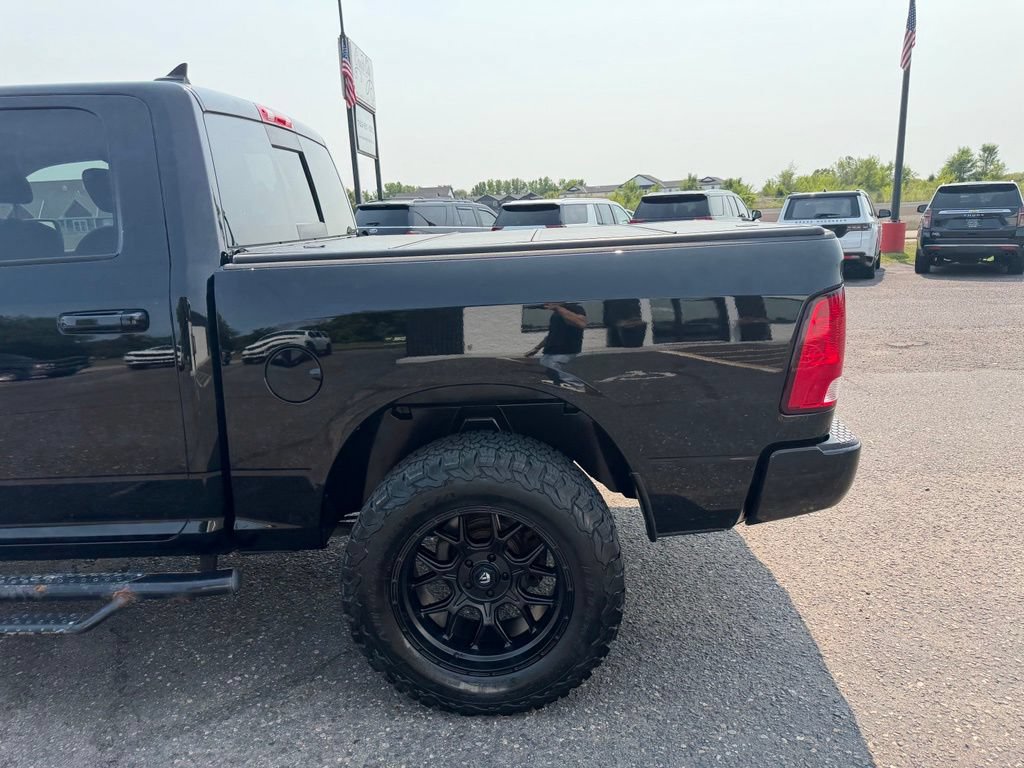 Used 2019 RAM 1500 Classic SLT w/ Black Appearance Group AWD/4WD image 9