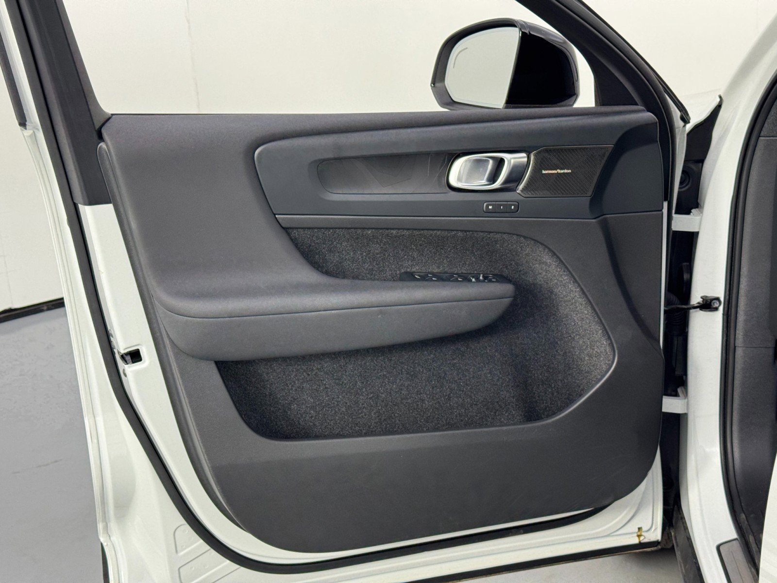 Used 2023 Volvo C40 P8 Recharge Ultimate w/ Protection Package Premier image 39