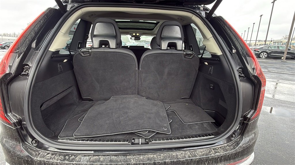 Certified 2025 Volvo XC90 B6 Plus image 29