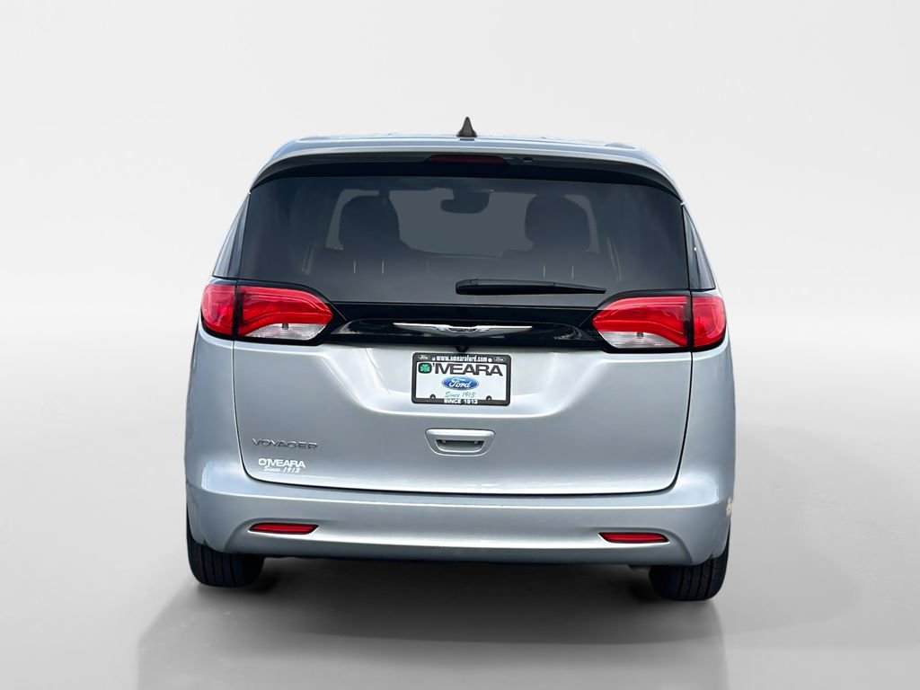 Used 2023 Chrysler Voyager LX image 4