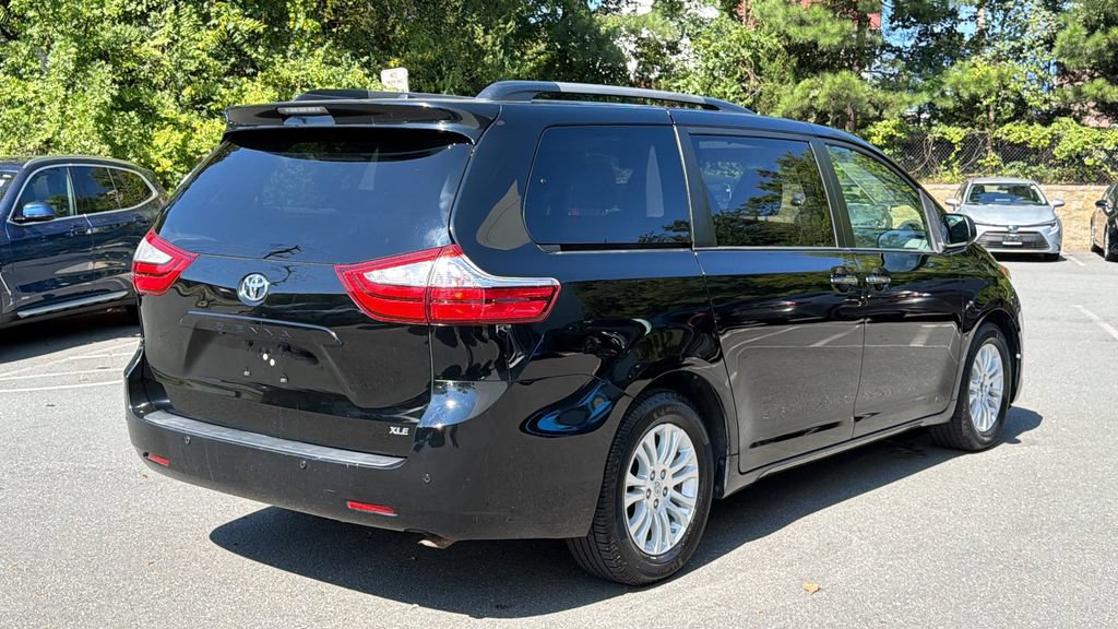 Used 2015 Toyota Sienna XLE Premium FWD image 4