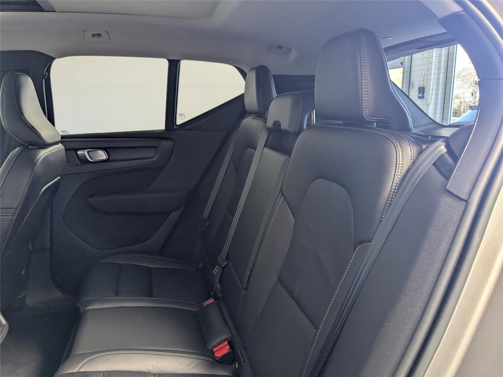 Used 2022 Volvo XC40 T5 Momentum image 30