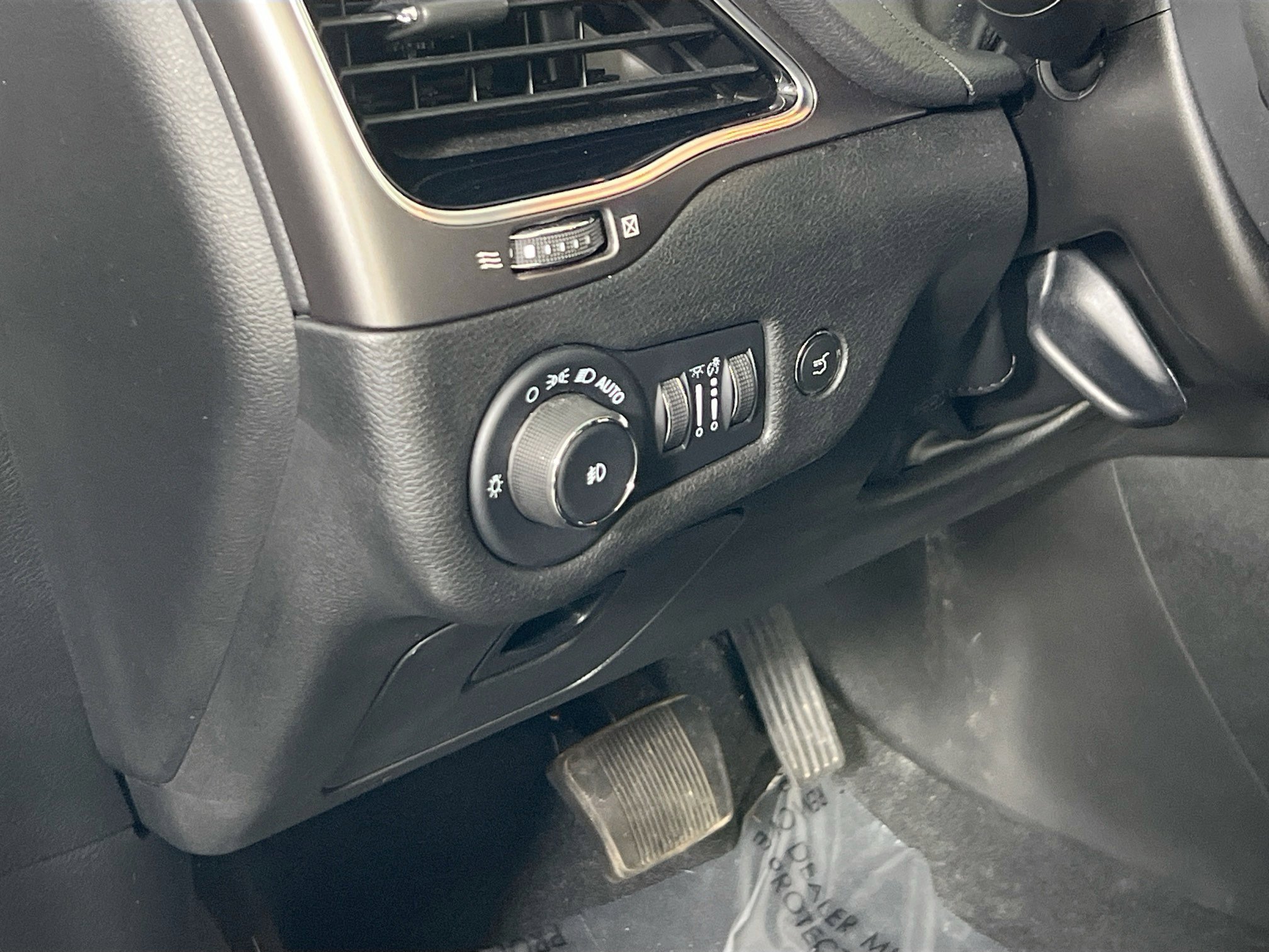 Used 2022 Jeep Cherokee Limited image 10