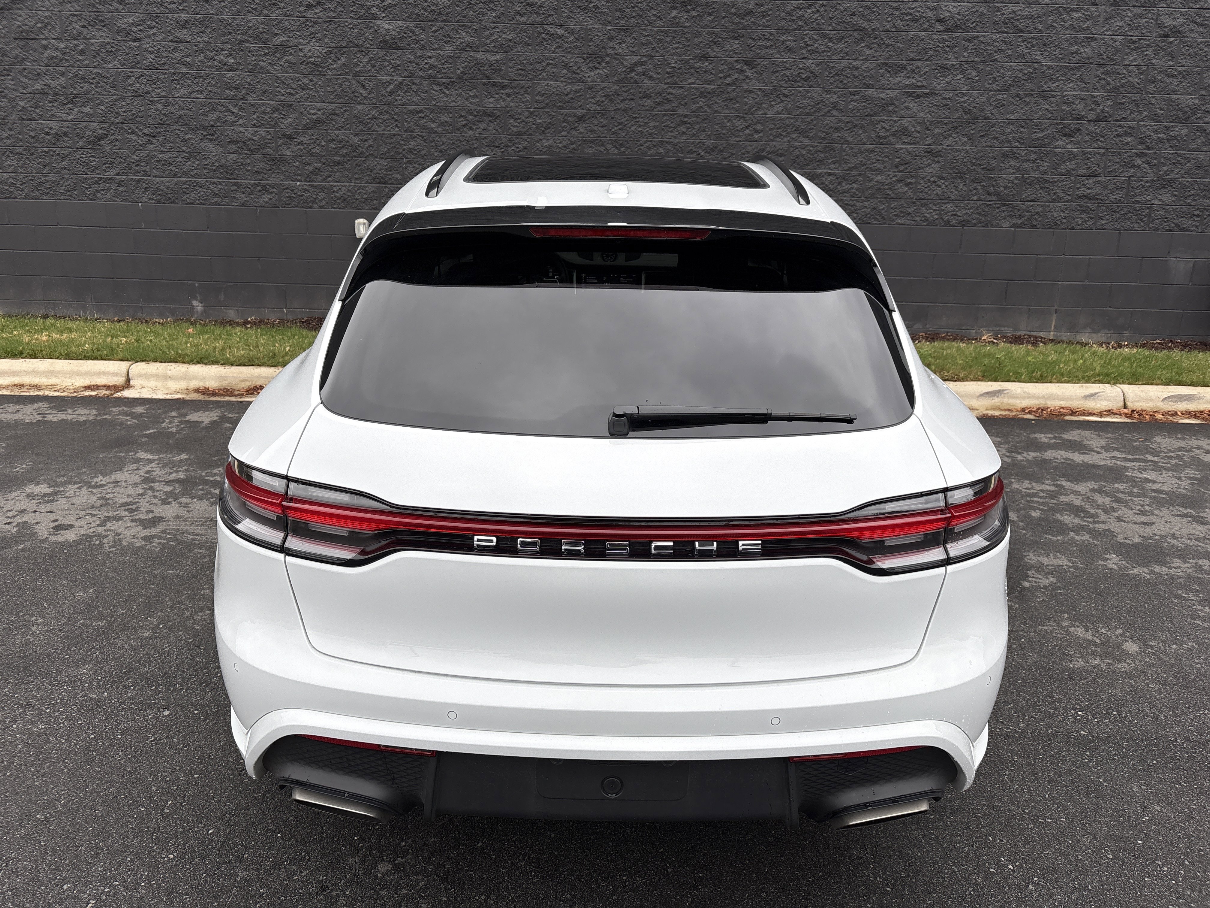 Certified 2025 Porsche Macan image 6