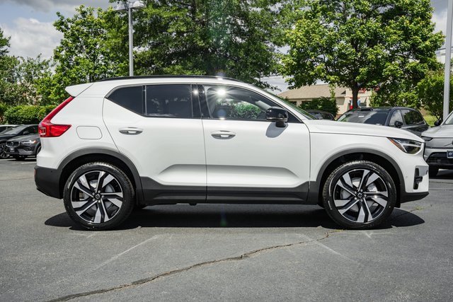 Certified 2025 Volvo XC40 B5 Plus w/ Protection Package Premier image 3