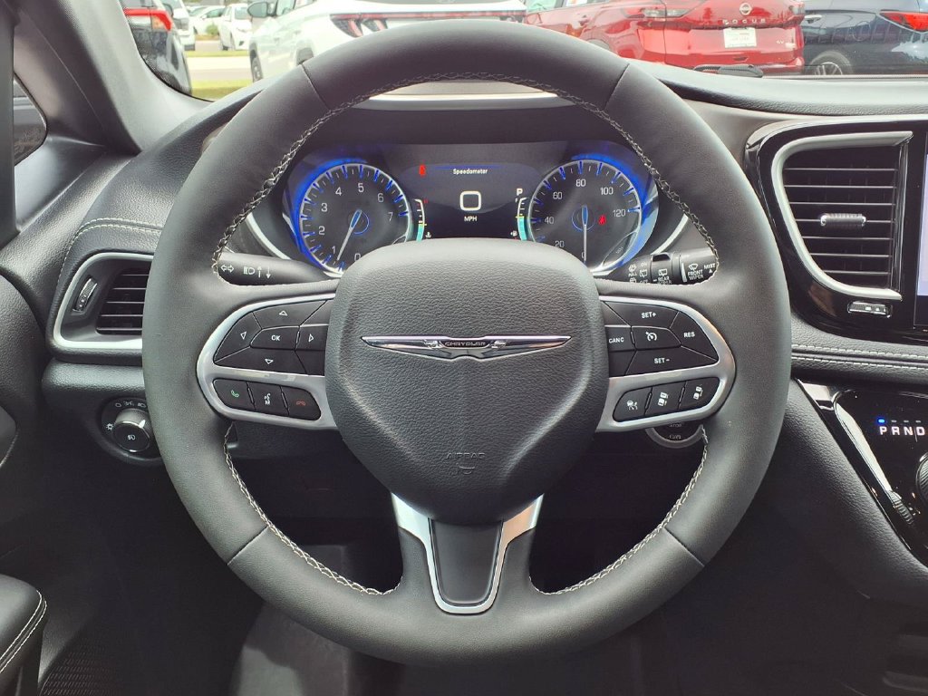 Used 2026 Chrysler Pacifica Select FWD image 30