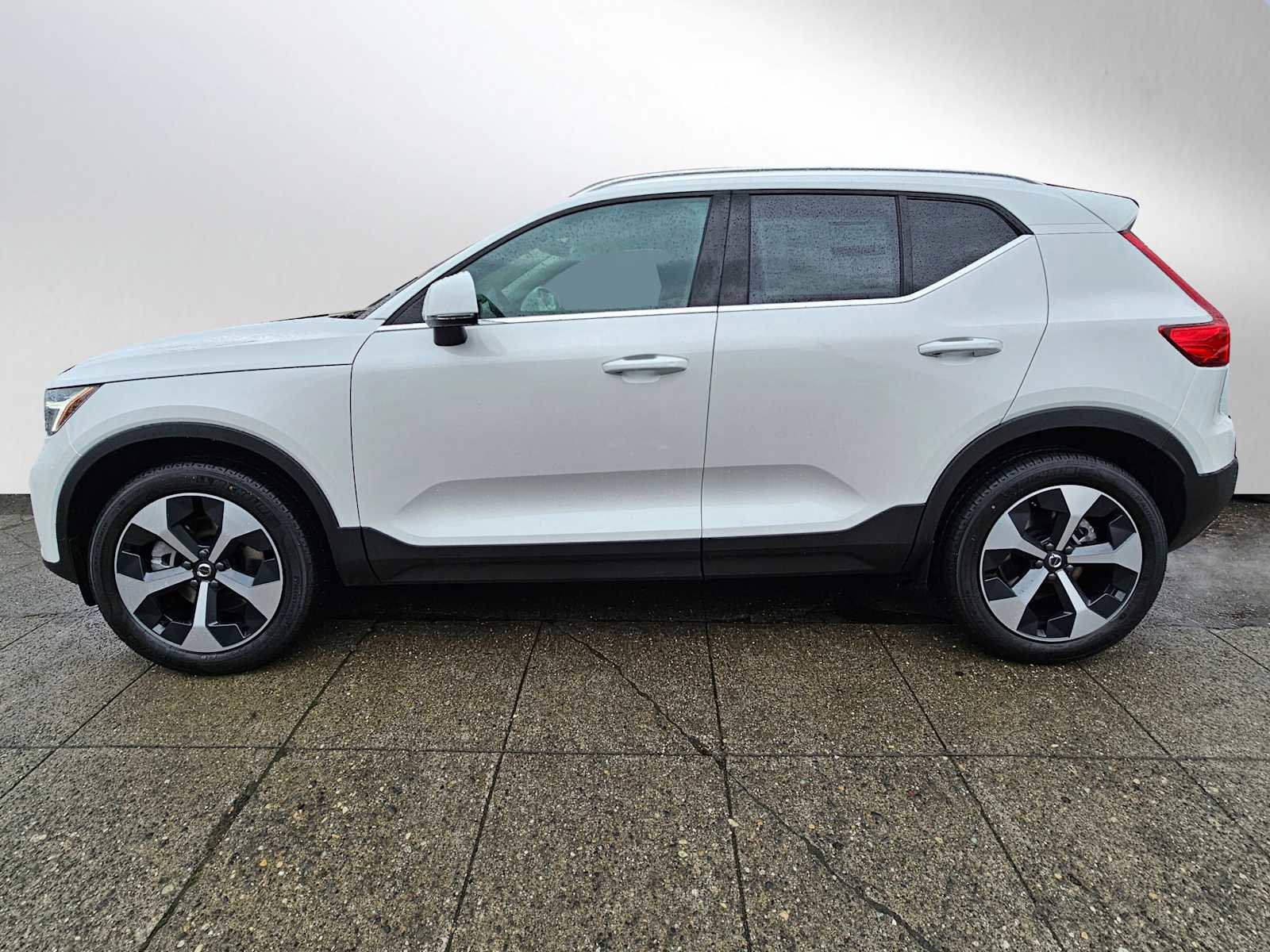 New 2025 Volvo XC40 B5 Core w/ Protection Package Premier image 4