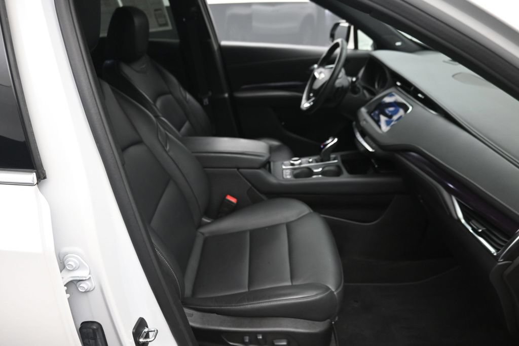 Used 2022 Cadillac XT4 Luxury w/ Cold Weather Package AWD/4WD image 9