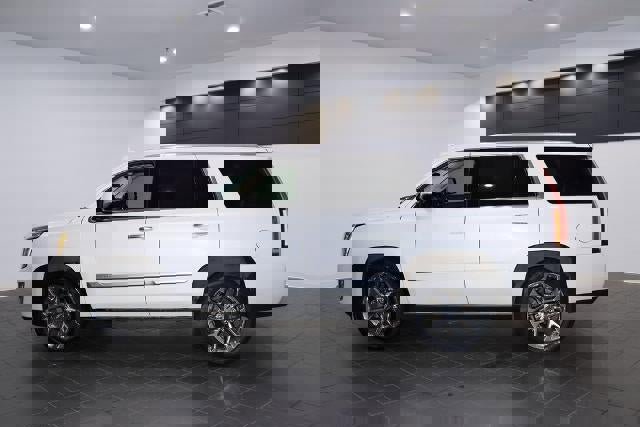 Used 2020 Cadillac Escalade Premium Luxury image 2