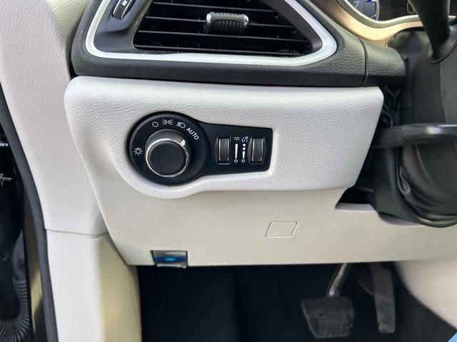 Used 2022 Chrysler Voyager LX image 24