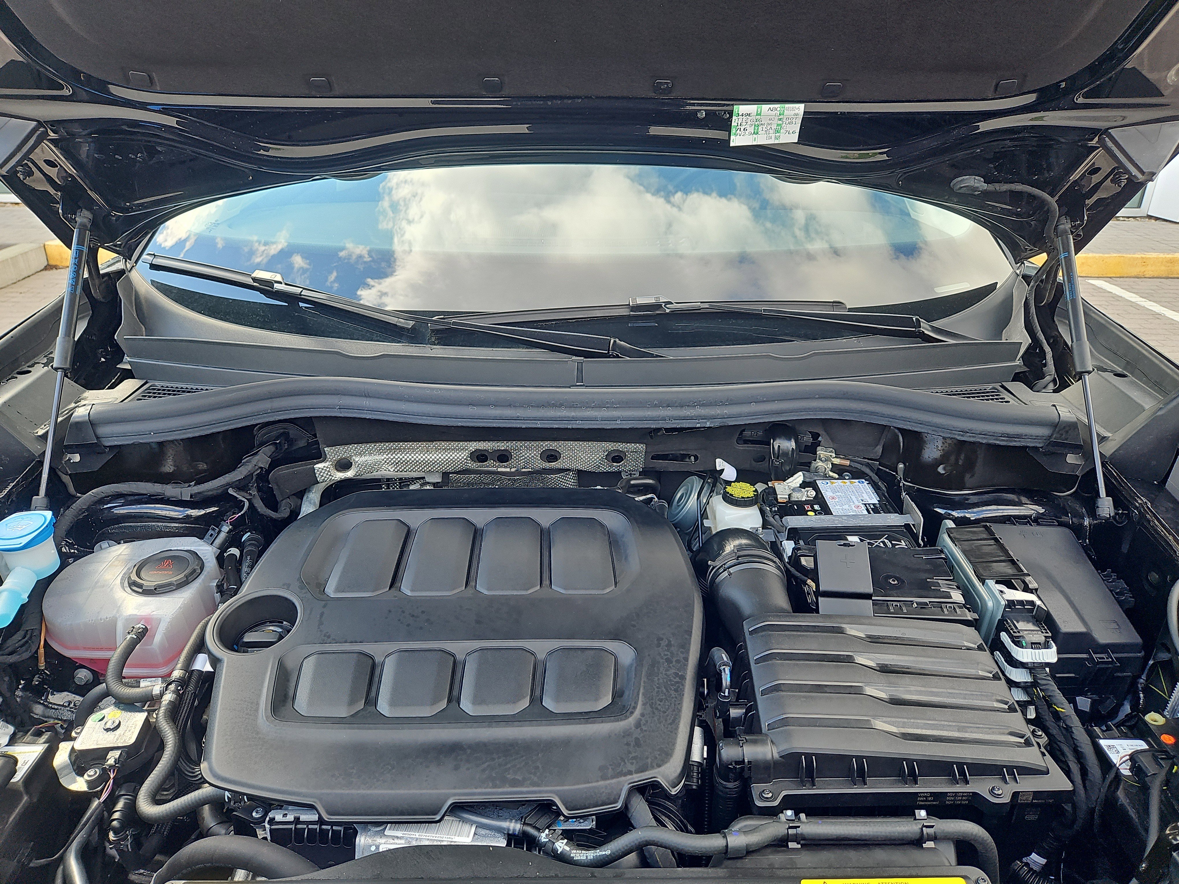 Used 2025 Volkswagen Tiguan SE image 32