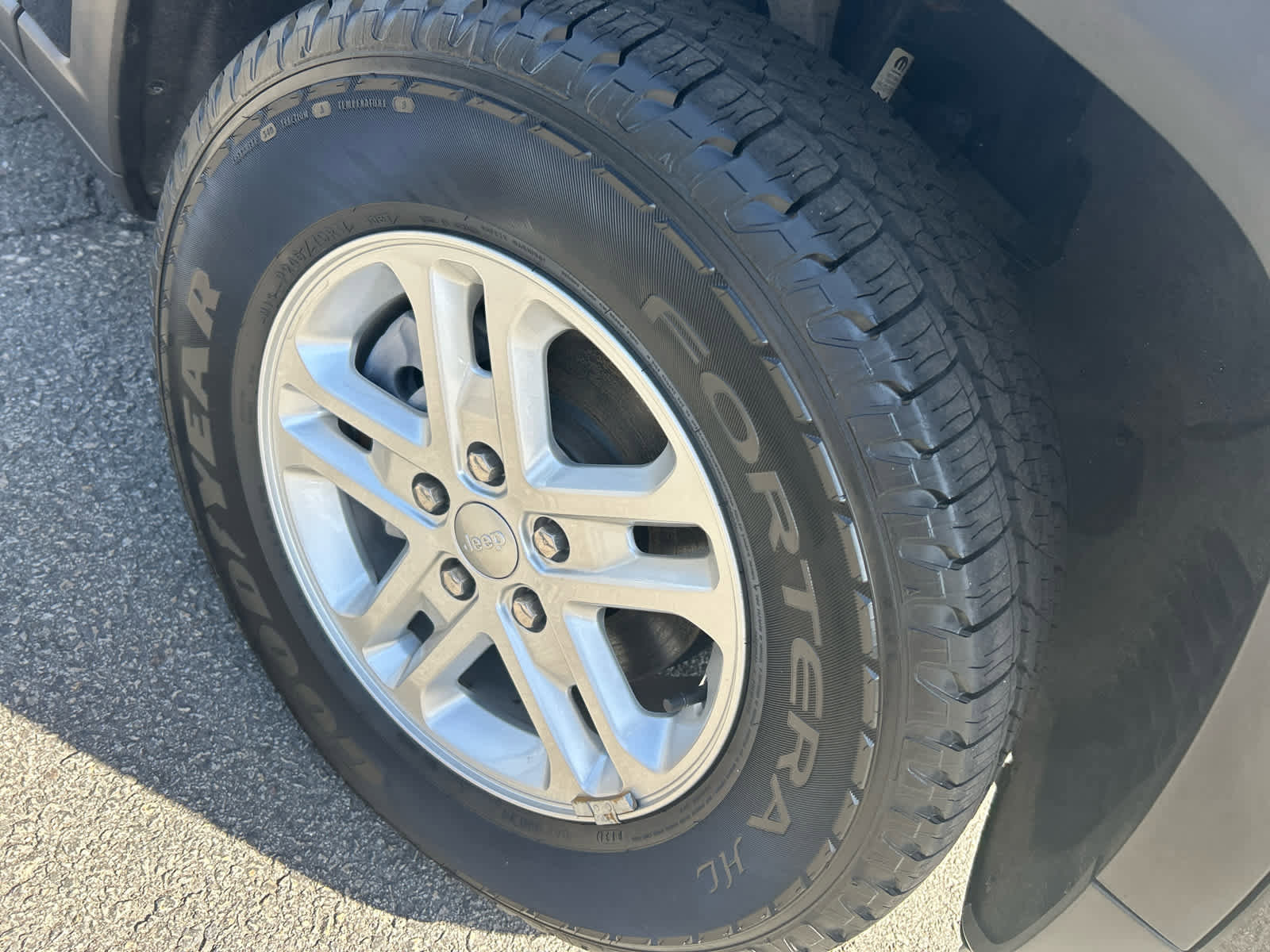 Used 2023 Jeep Grand Cherokee Laredo image 13