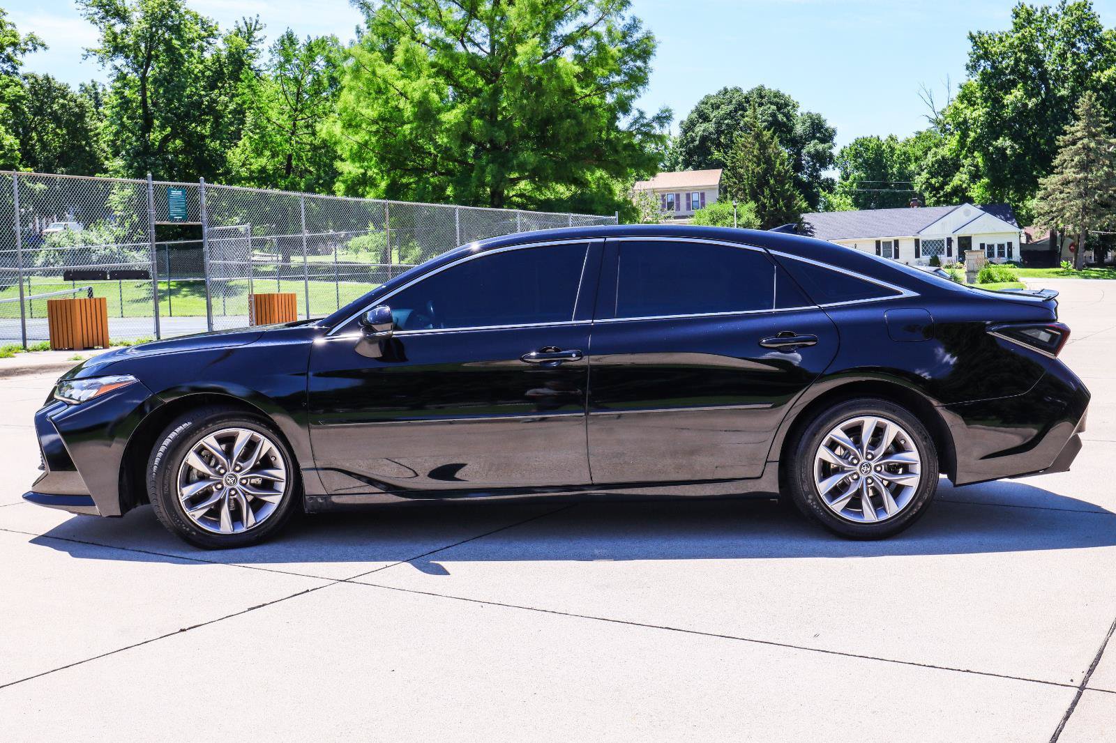 Used 2019 Toyota Avalon XLE w/ Moonroof Package FWD image 4