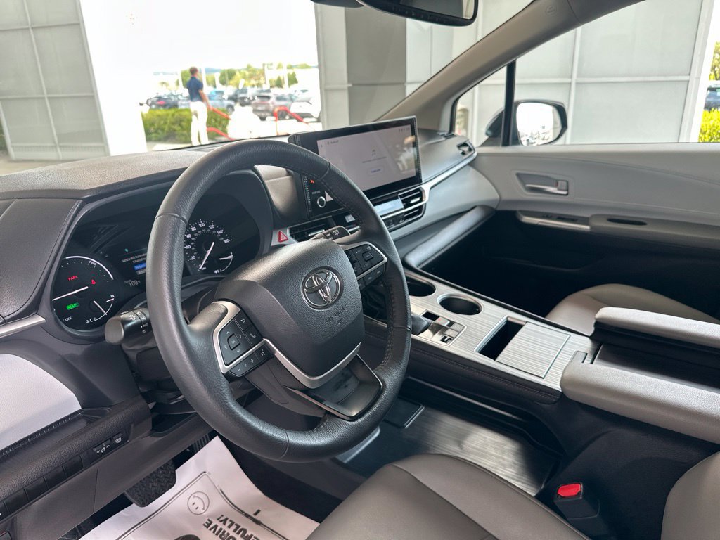 Certified 2025 Toyota Sienna XLE FWD image 11