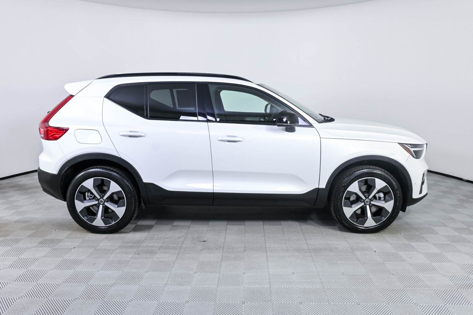 Certified 2023 Volvo XC40 B5 Plus w/ Climate Package AWD/4WD image 27