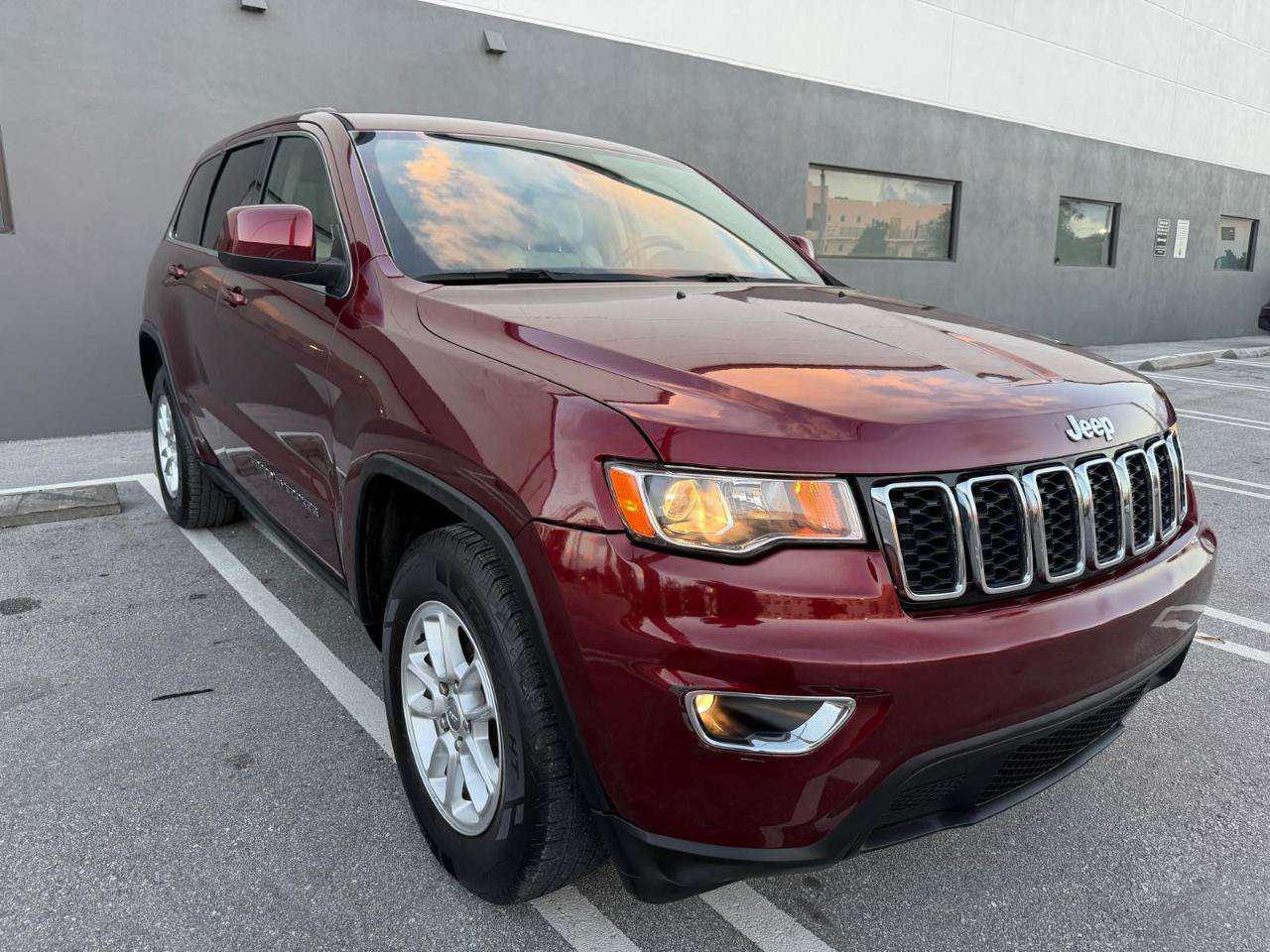 Used 2018 Jeep Grand Cherokee Laredo RWD image 9