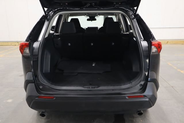 Used 2021 Toyota RAV4 LE image 11