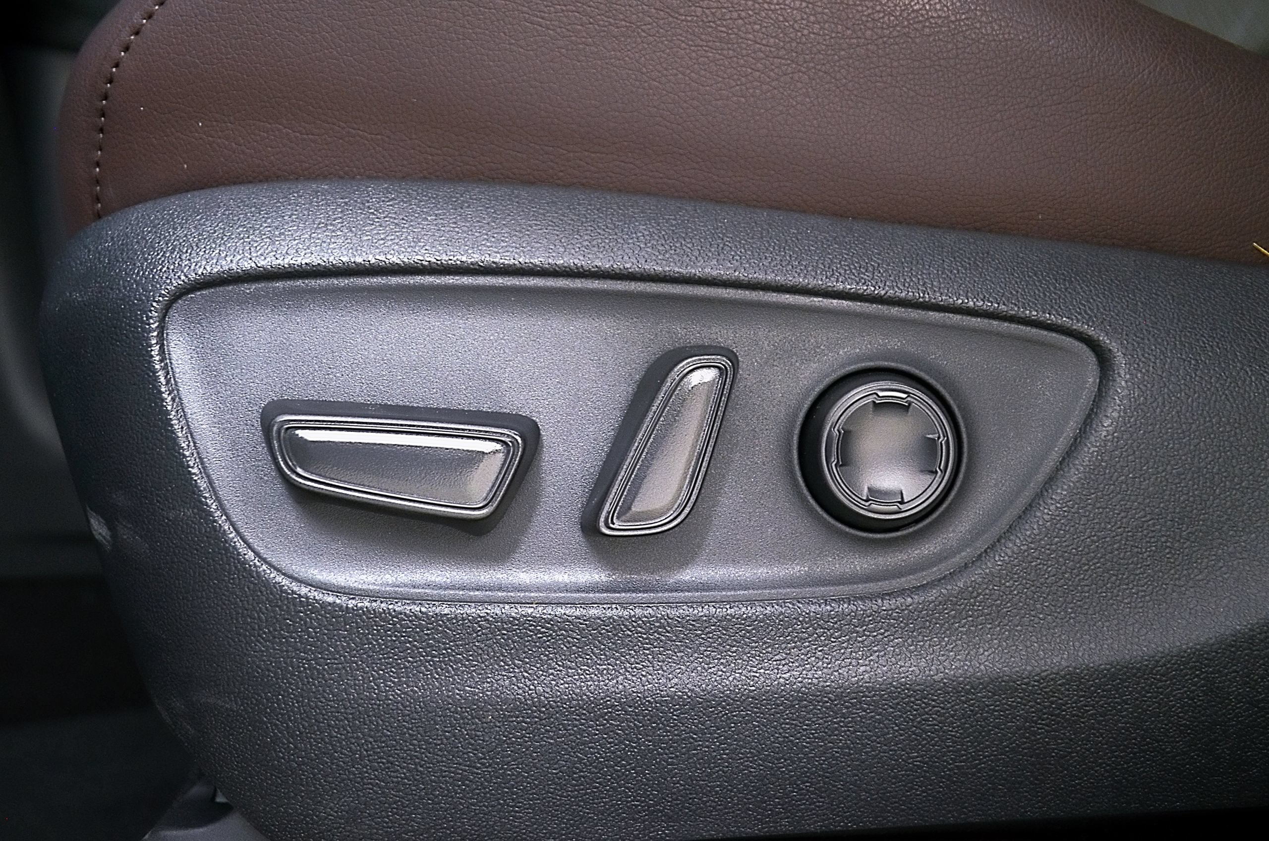 Used 2024 Toyota Sienna Platinum FWD image 23