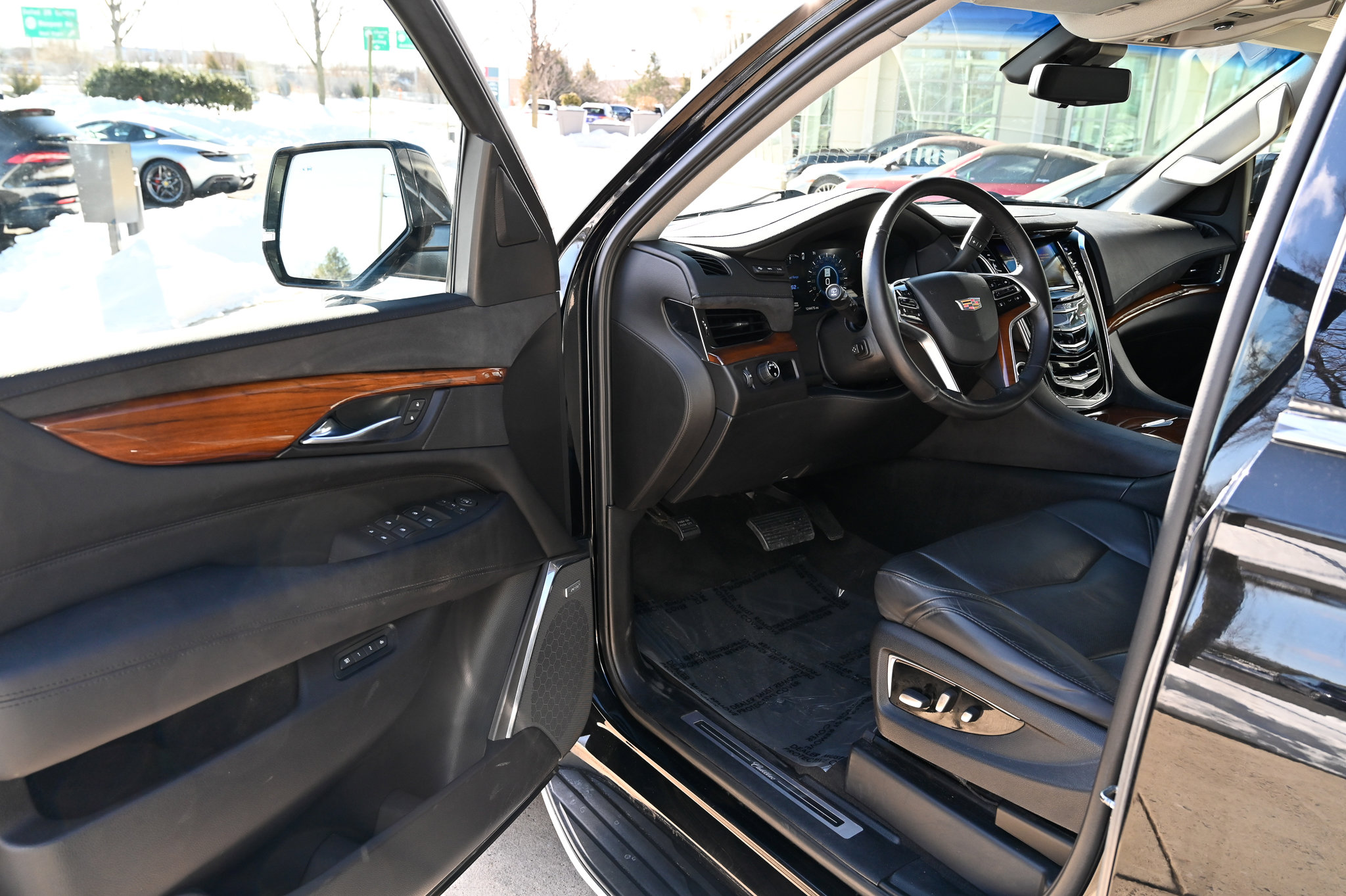 Used 2017 Cadillac Escalade ESV Luxury image 15