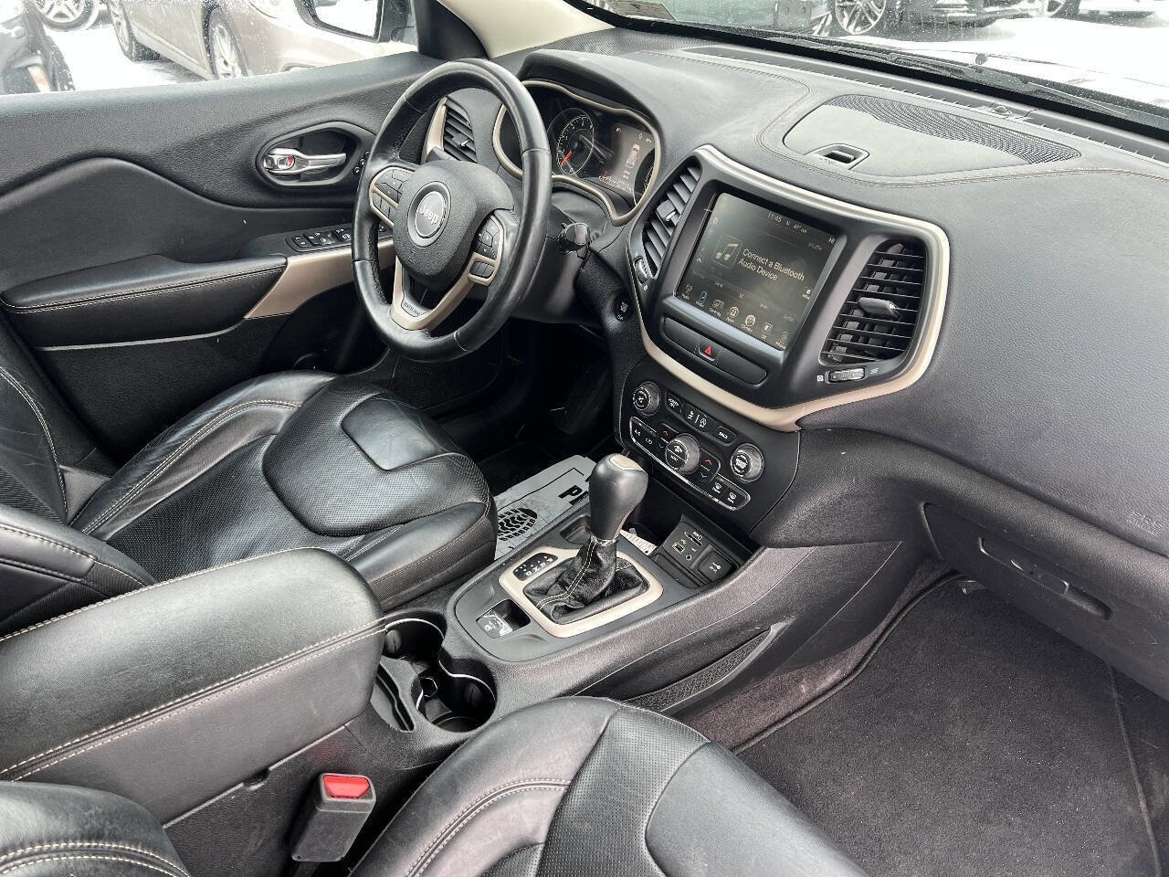 Used 2017 Jeep Cherokee Limited w/ Luxury Group FWD image 18