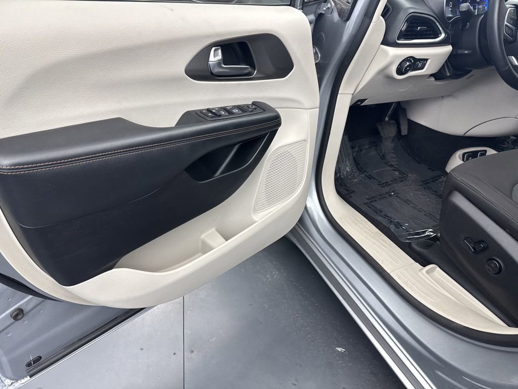 Used 2020 Chrysler Pacifica Touring image 32