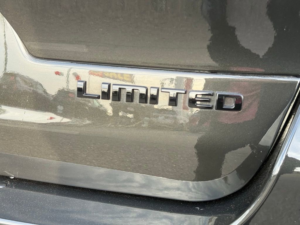 Used 2022 Jeep Grand Cherokee L Limited w/ Black Appearance Package image 8