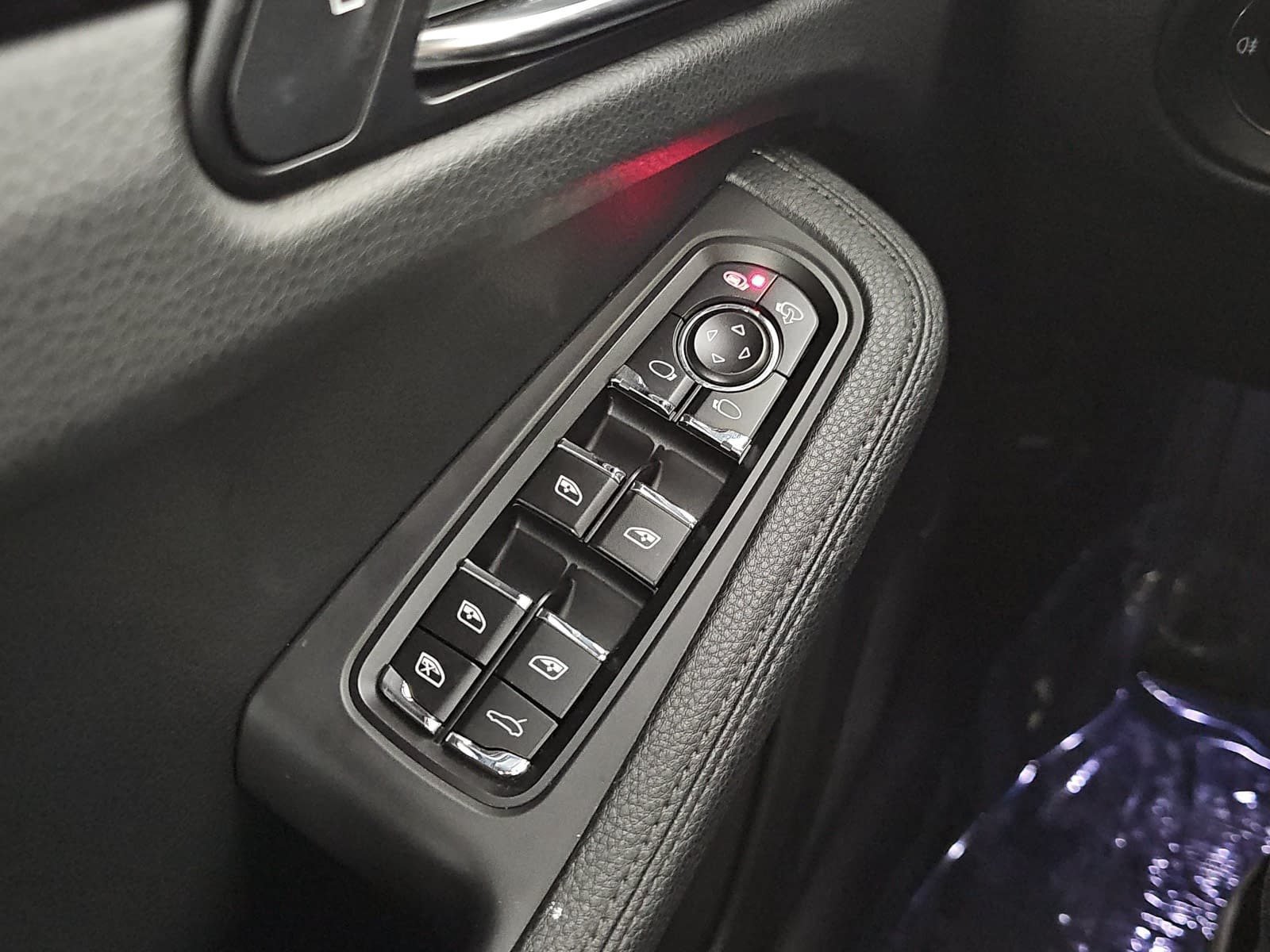 Used 2021 Porsche Macan w/ Premium Package AWD/4WD image 28