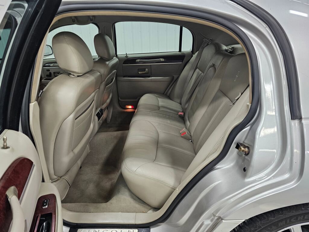 Used 2005 Lincoln Town Car Signature Limited image 12