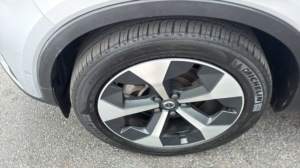 Certified 2025 Volvo XC40 B5 Plus AWD/4WD image 33