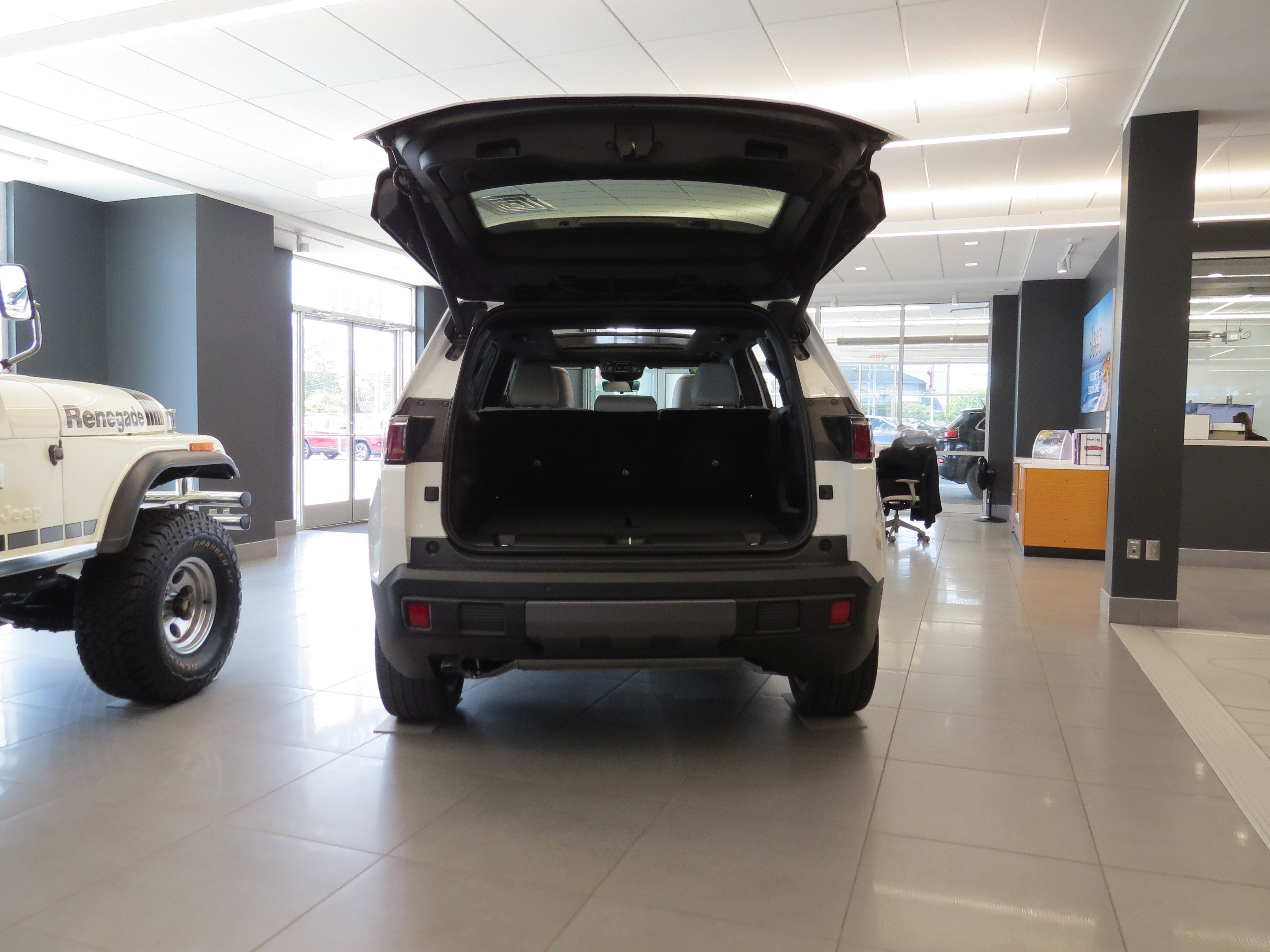 New 2026 Jeep Cherokee Overland w/ Advanced Pro Tech Group AWD/4WD image 4