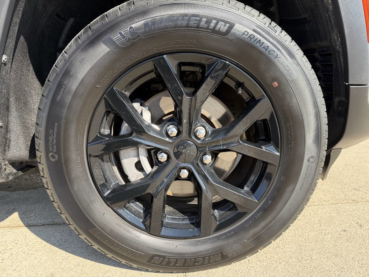 Used 2025 Jeep Grand Cherokee Altitude image 10