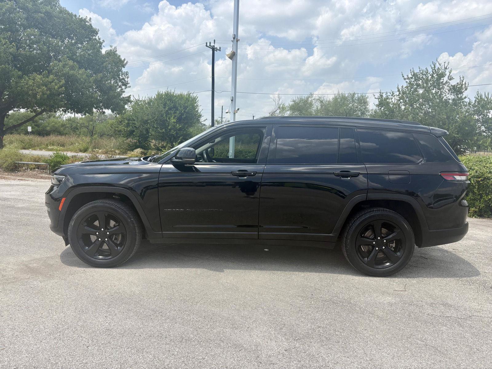 Used 2022 Jeep Grand Cherokee L Limited w/ Black Appearance Package RWD image 3