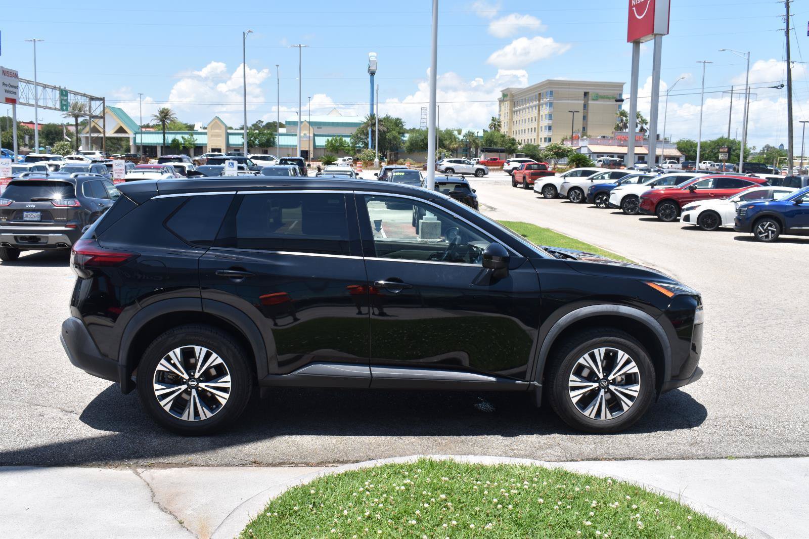 Used 2021 Nissan Rogue SV FWD image 15