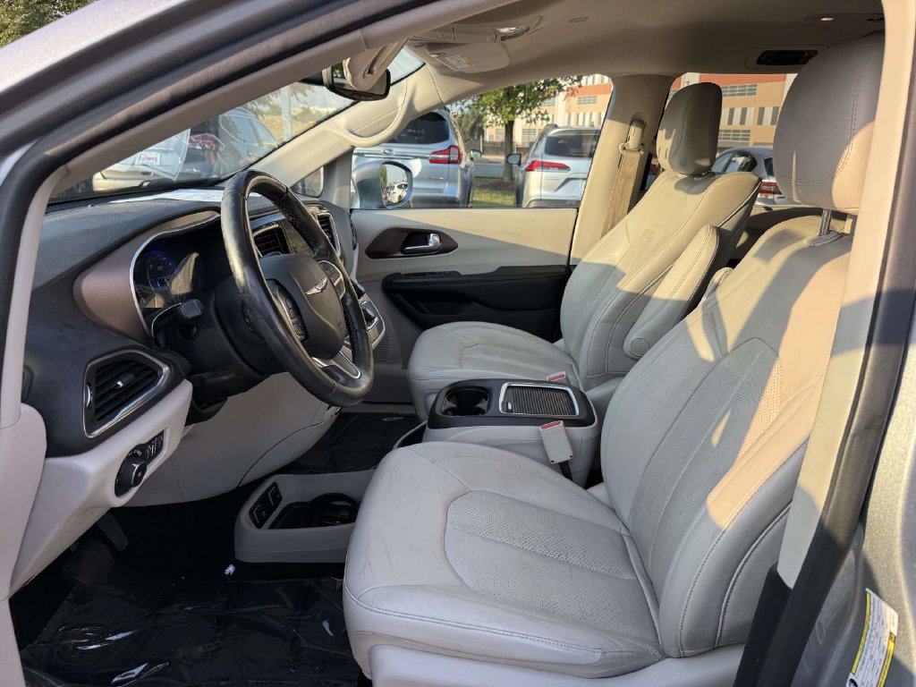 Used 2018 Chrysler Pacifica Touring-L Plus w/ Tire & Wheel Group FWD image 13