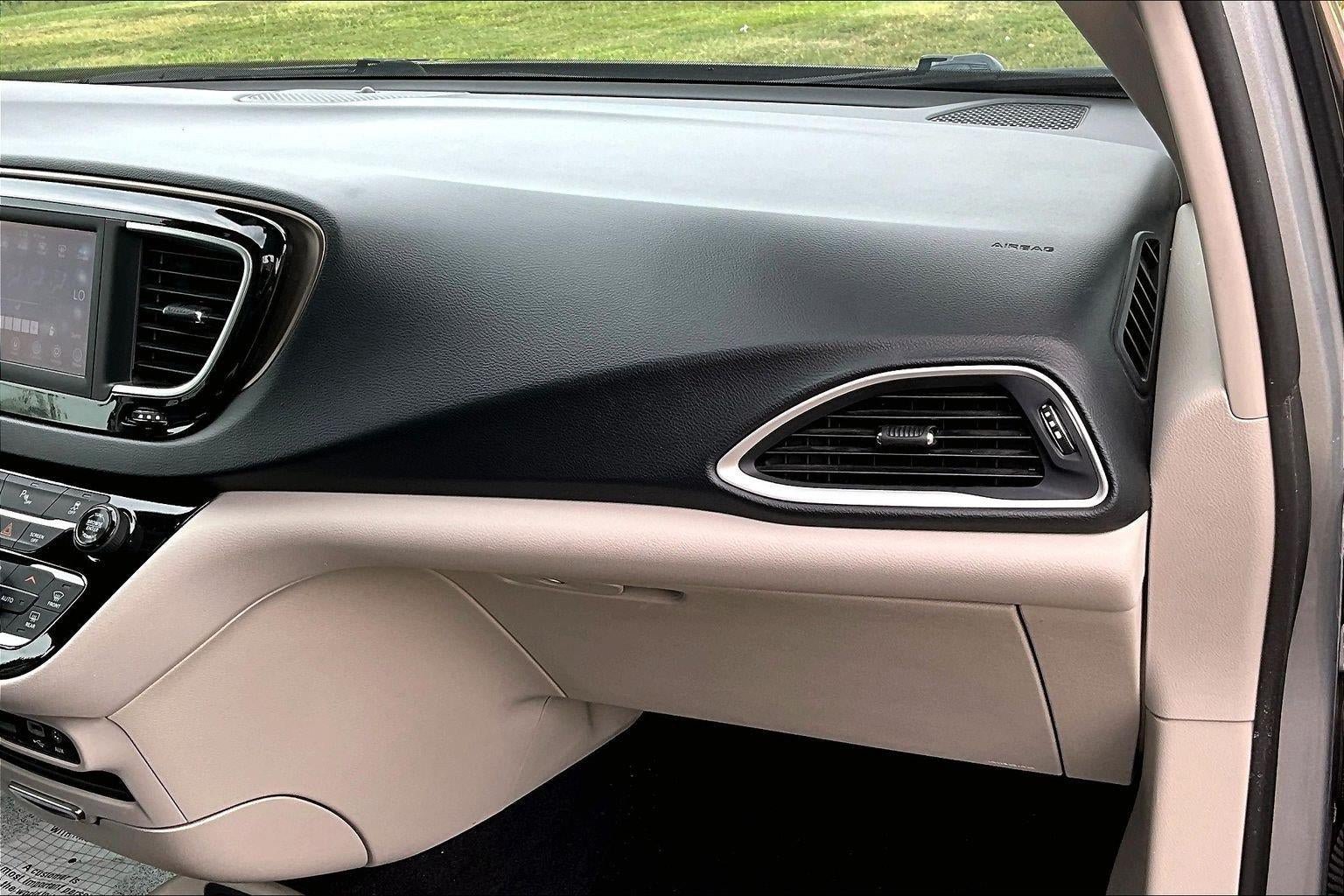Used 2018 Chrysler Pacifica Touring-L FWD image 15