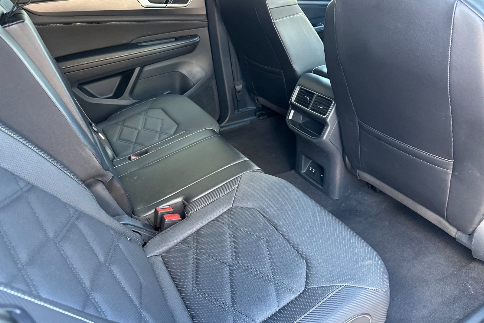 Used 2024 Volkswagen Atlas Cross Sport SE image 18