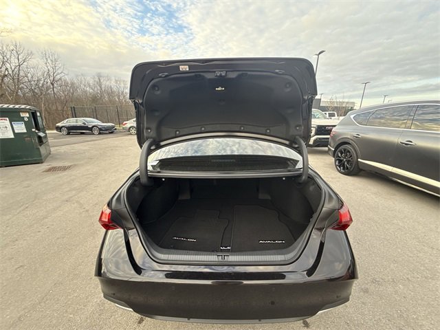 Used 2022 Toyota Avalon Limited image 23