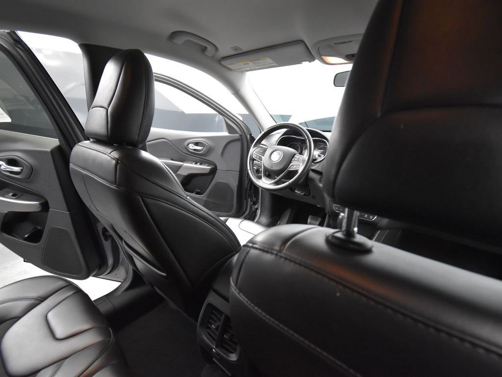 Used 2019 Jeep Cherokee Latitude Plus image 19