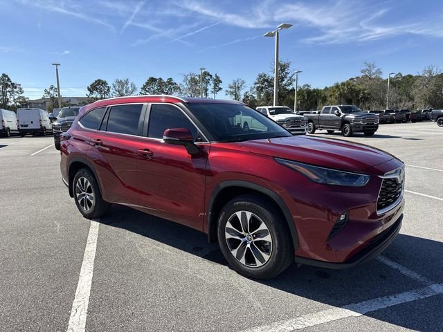 Used 2025 Toyota Highlander XLE image 1