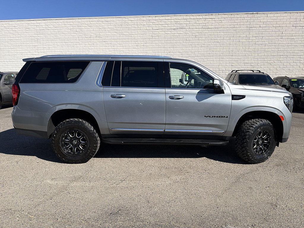 Used 2023 GMC Yukon XL SLT w/ SLT Premium Package AWD/4WD image 4