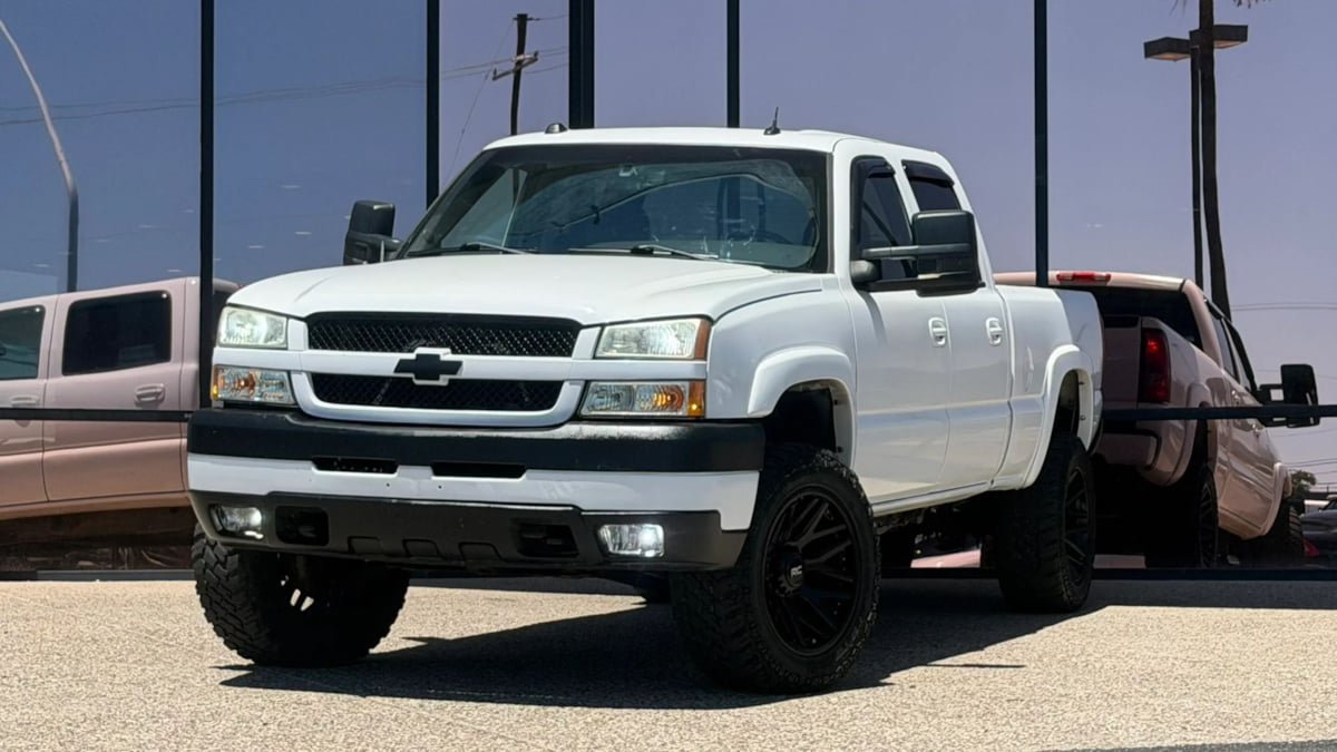 Used 2004 Chevrolet Silverado 2500 LT RWD image 2