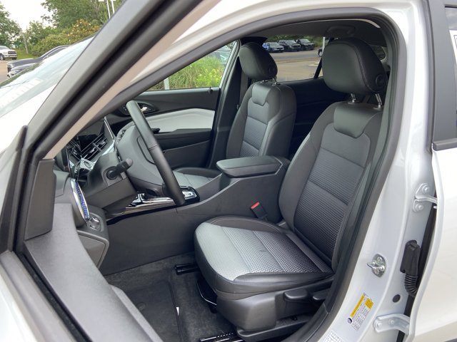 Used 2025 Chevrolet Trax LT w/ LT Convenience Package FWD image 18