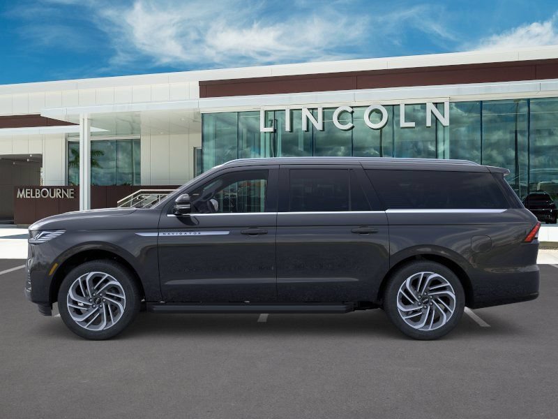 New 2026 Lincoln Navigator L Premier AWD/4WD image 3