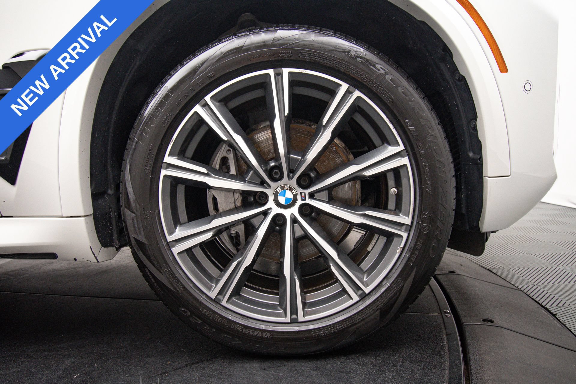Used 2024 BMW X5 xDrive40i w/ M Sport Package AWD/4WD image 31