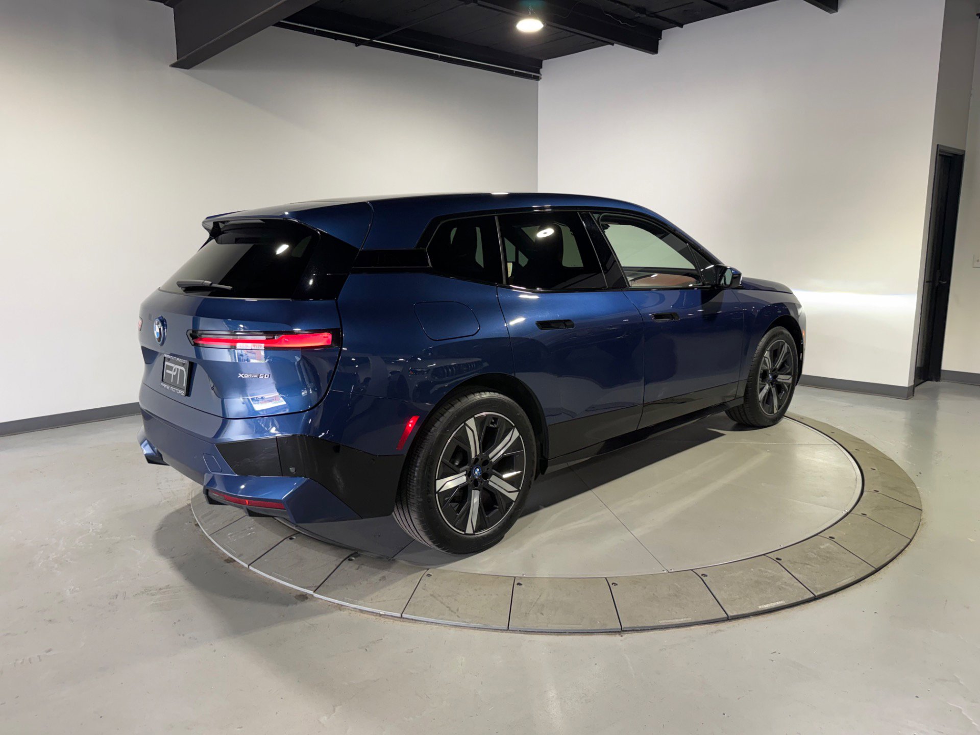 Used 2023 BMW iX xDrive50 w/ Sport Package AWD/4WD image 13