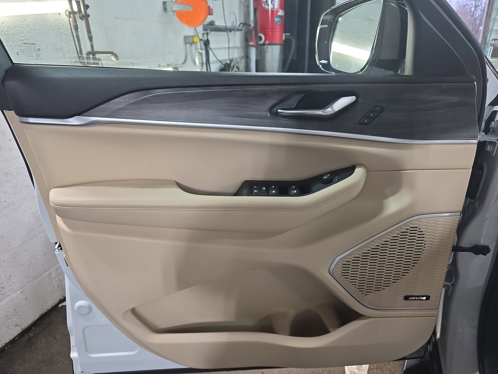 Used 2025 Jeep Grand Cherokee Limited w/ Luxury Tech Group II image 29