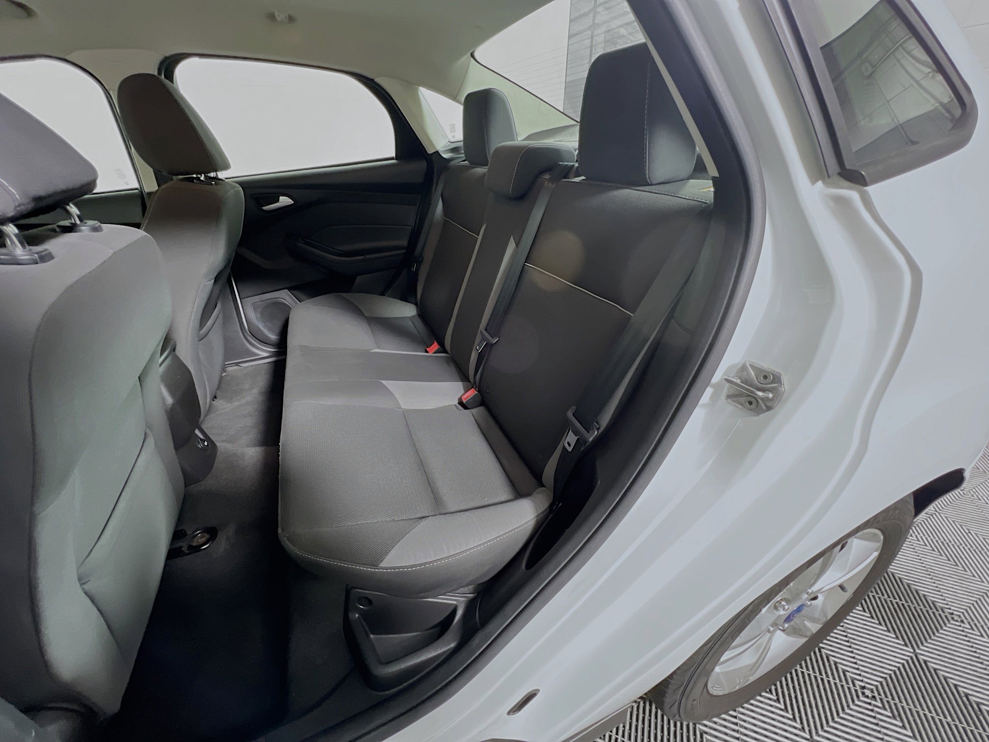 Used 2013 Ford Focus SE w/ SE Winter Pkg image 26