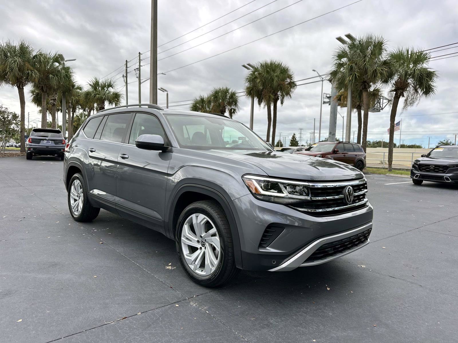 Used 2023 Volkswagen Atlas SE image 2