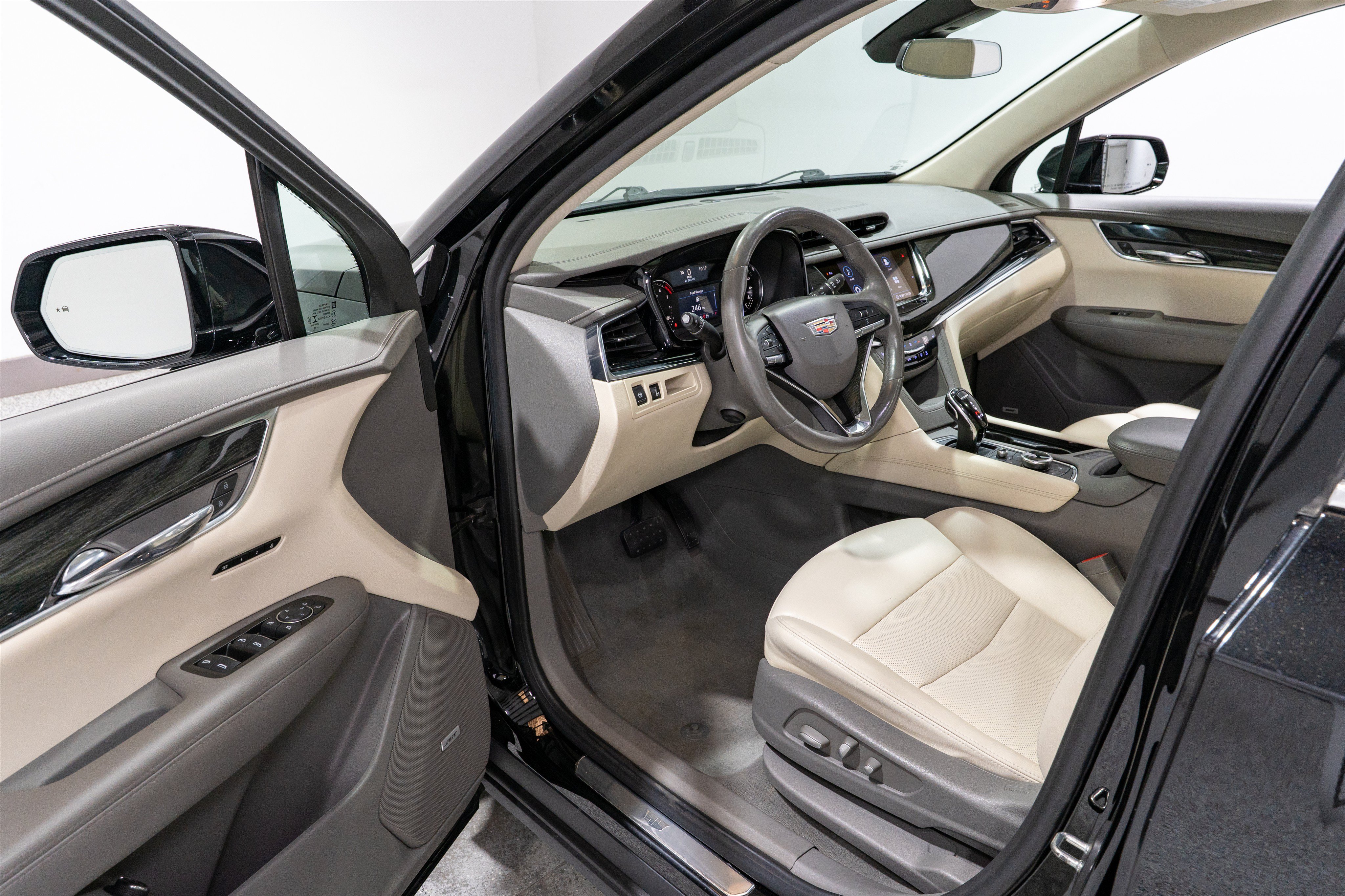Used 2020 Cadillac XT6 Premium Luxury w/ LPO, Floor Liner Package AWD/4WD image 12
